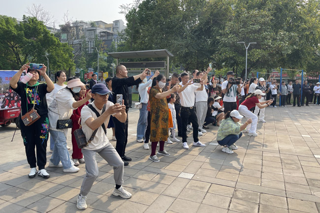 市民围观拍摄记录。张庆麟供图