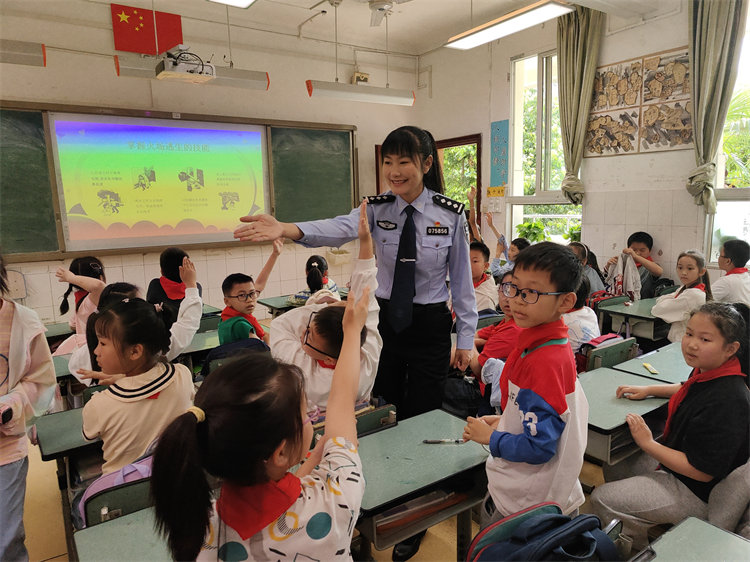 民警在辖区小学开展法治宣讲。新都公安供图