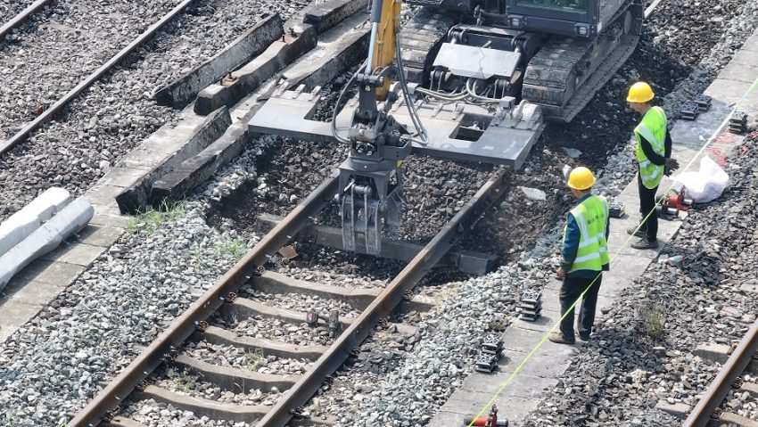 达州工务段职工正在利用特种机械将旧轨取出。张耀川摄