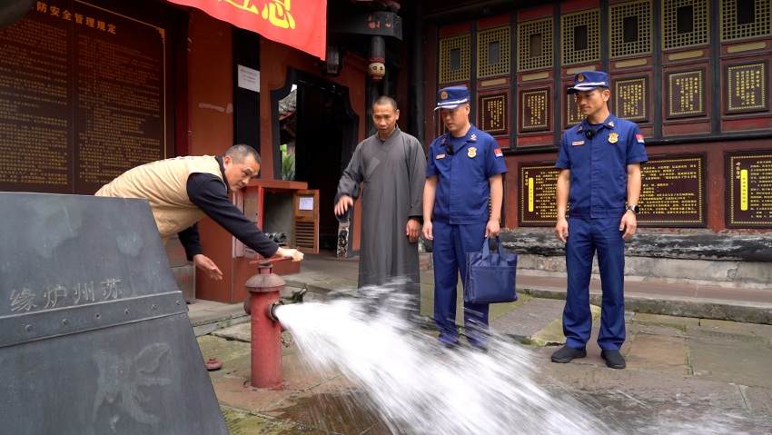 乐山消防深入报国寺开展节前检查演练。乐山市消防救援支队供图