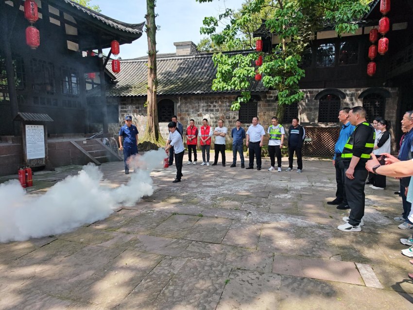 眉山消防对景区管委会工作人员进行消防培训。眉山市消防救援支队供图