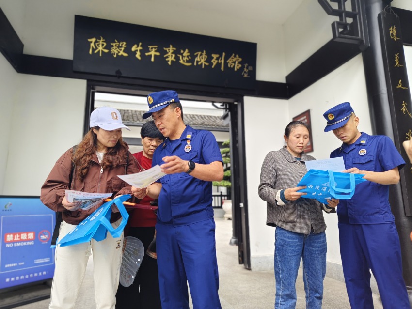 资阳消防向游客宣讲消防安全知识。资阳市消防救援支队供图