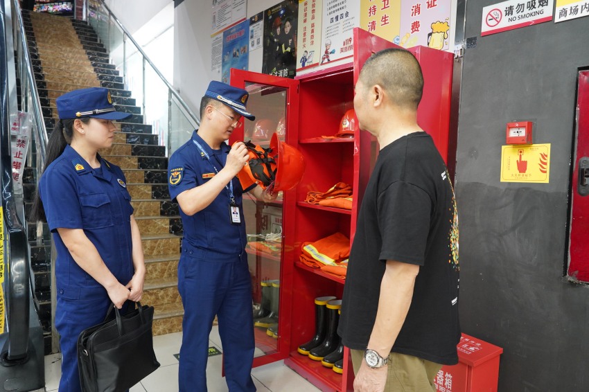 达州消防深入购物广场开展消防安全检查。达州市消防救援支队供图