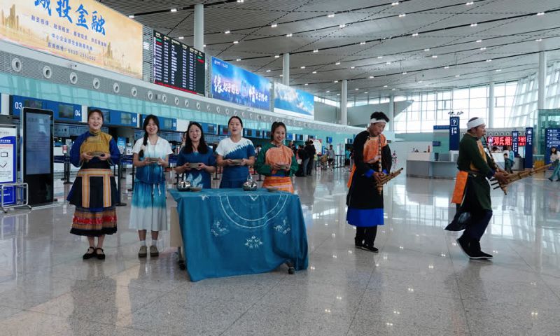 古蔺箭竹苗族乡农特产品集中亮相泸州机场。