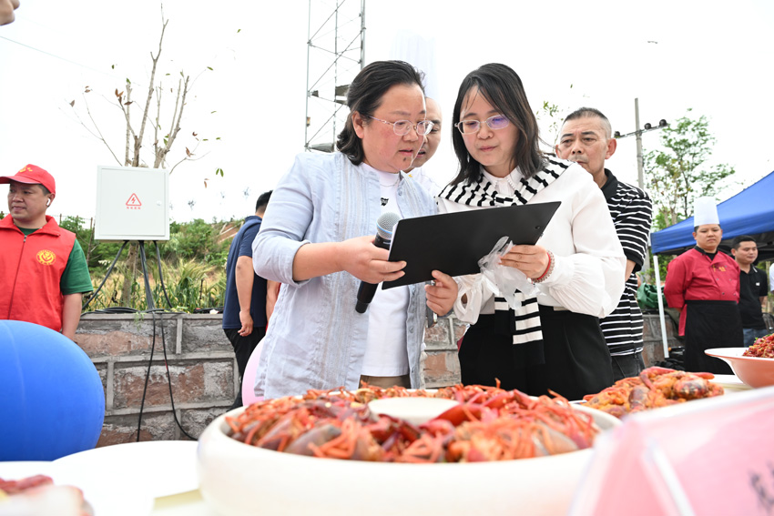 評委點評小龍蝦特色菜品。中江縣委宣傳部供圖
