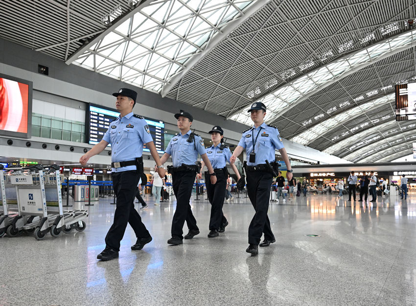 机场内巡逻执勤的民警。受访者供图