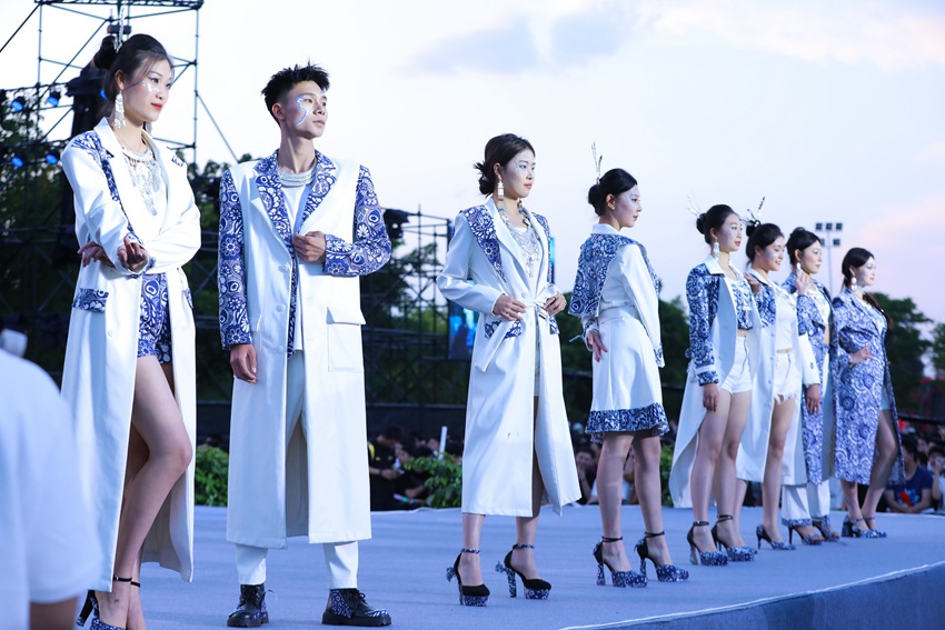 将蜡染与创意服饰相结合。学校供图