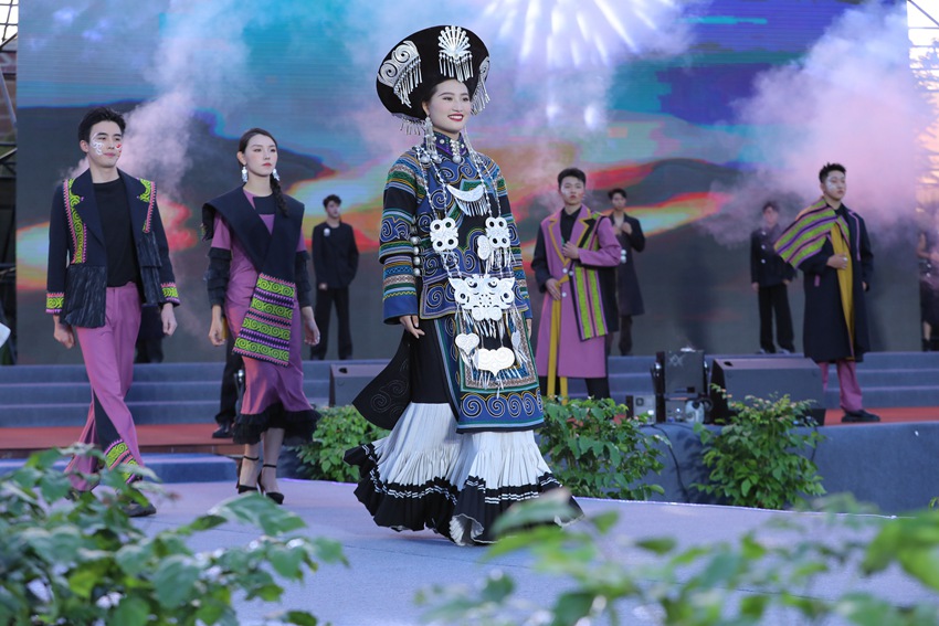 以刺绣精美的民族服饰，展现了彝族文化的独特魅力。学校供图