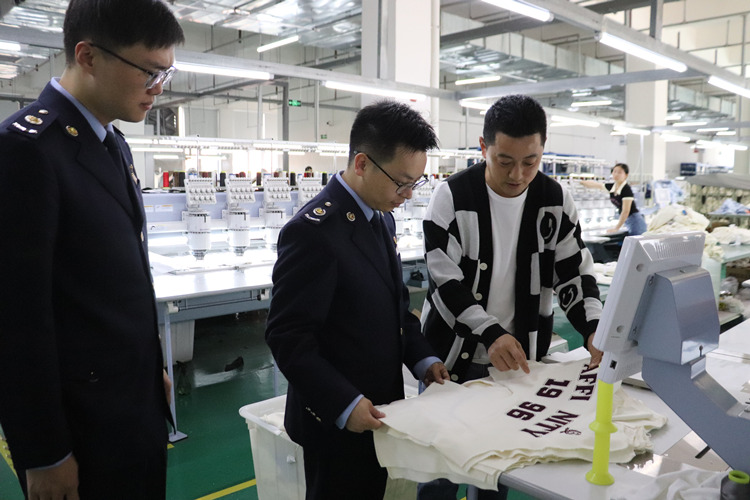 稅務干部到企業了解生產經營情況。達州市稅務局供圖