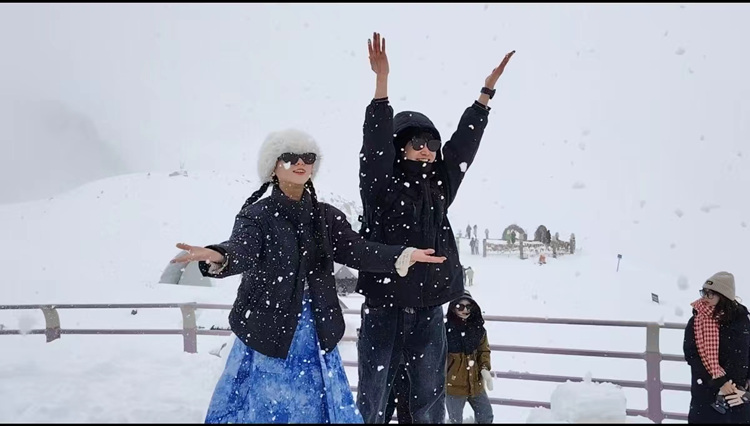 游客在景區耍雪。卞清越供圖