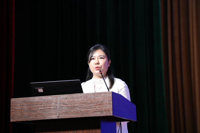 四川天府新区教育综合改革首席专家万玉霞作《再襄变革 笃定未来》主题报告。主办方供图