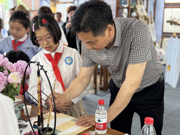 尔雅轩水墨工作坊嘉宾体验。成都市青羊区实验小学青华分校供图