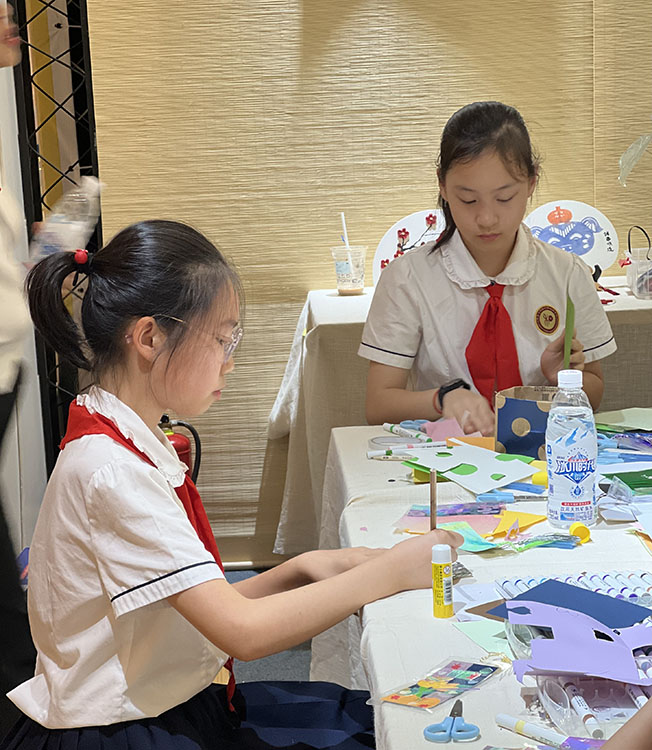 同学们正在作画。成都市实验小学战旗分校供图