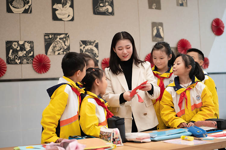 老师教学生剪纸。成都市胜西小学文兴分校供图