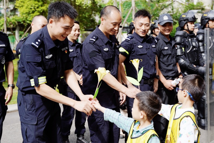 孩子們與特巡警隊員互動。廖亞攝