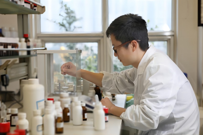 四川中烟技术中心产品配方员朱鹏程正在实验室进行产品研发。四川中烟工业有限责任公司供图