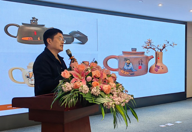 刘勇在发售会上。荣县融媒体中心供图