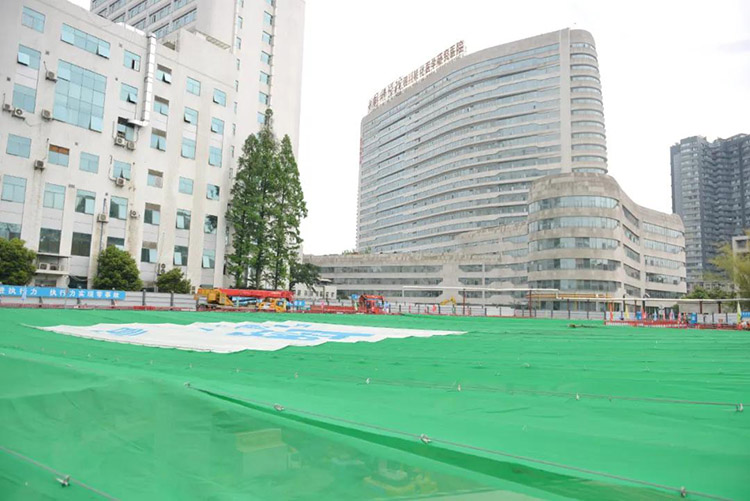 工地 “穿”上防塵衣。青羊區融媒體中心供圖