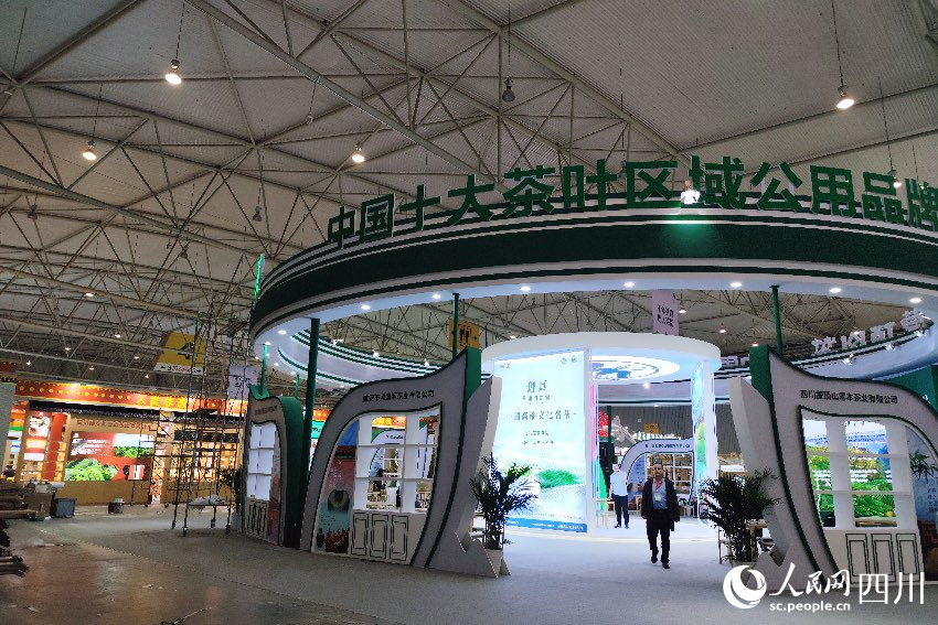 各个展台正在热火朝天做装修搭建收尾工作和展品的陈列布置。人民网记者 朱虹摄