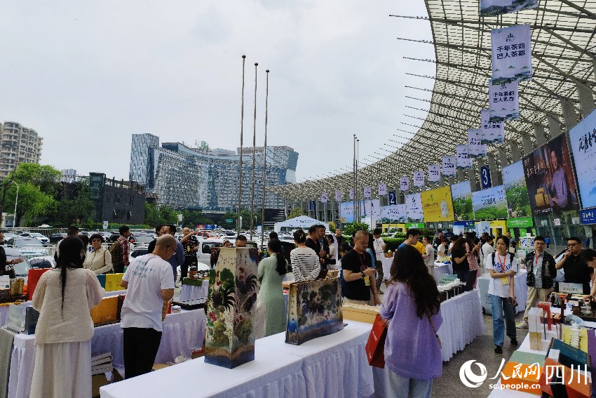 正在布展的展商。人民网记者 朱虹摄