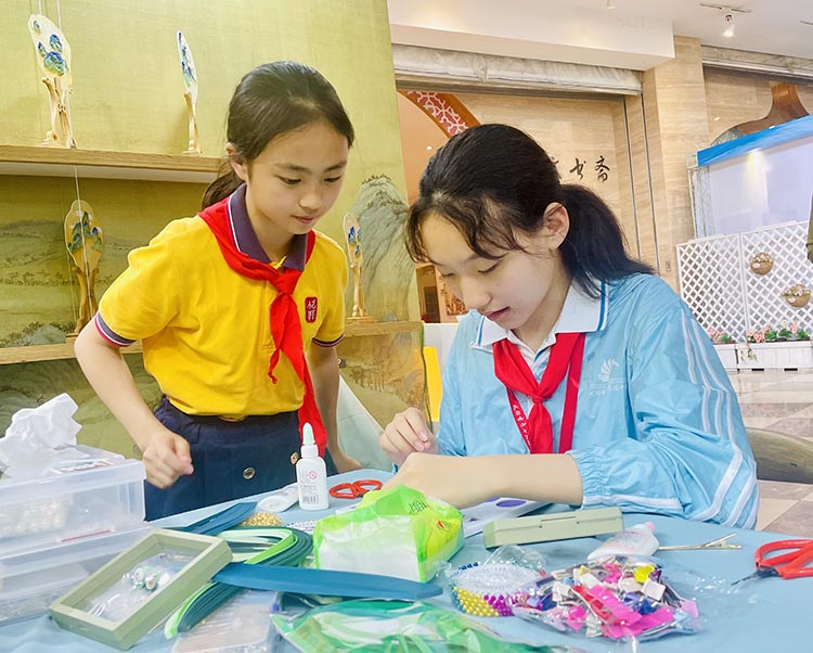 学生制作纸艺。成都市东城根街小学供图