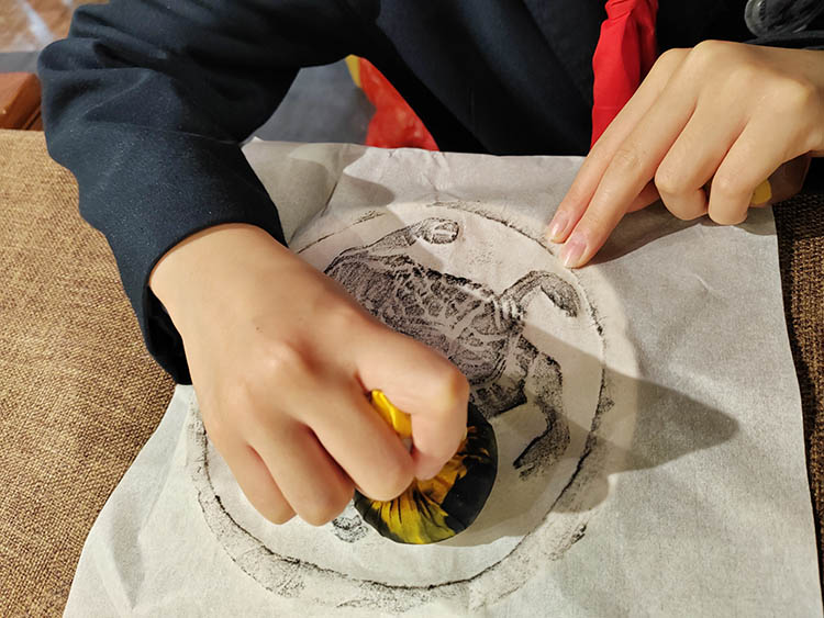 一位学生正在拓印。成都市青羊实验中学附属小学供图