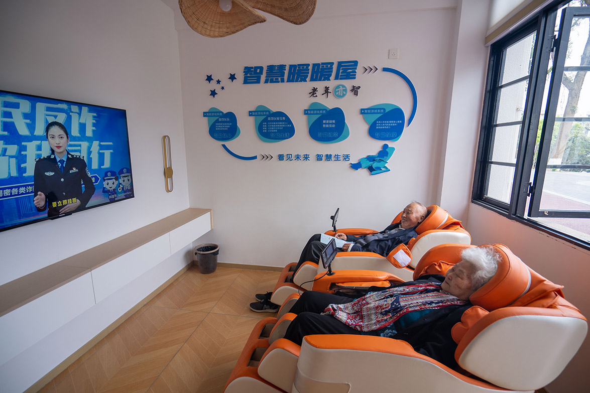 老年人在凤鸣公园养老服务空间体验按摩椅。翁光建摄