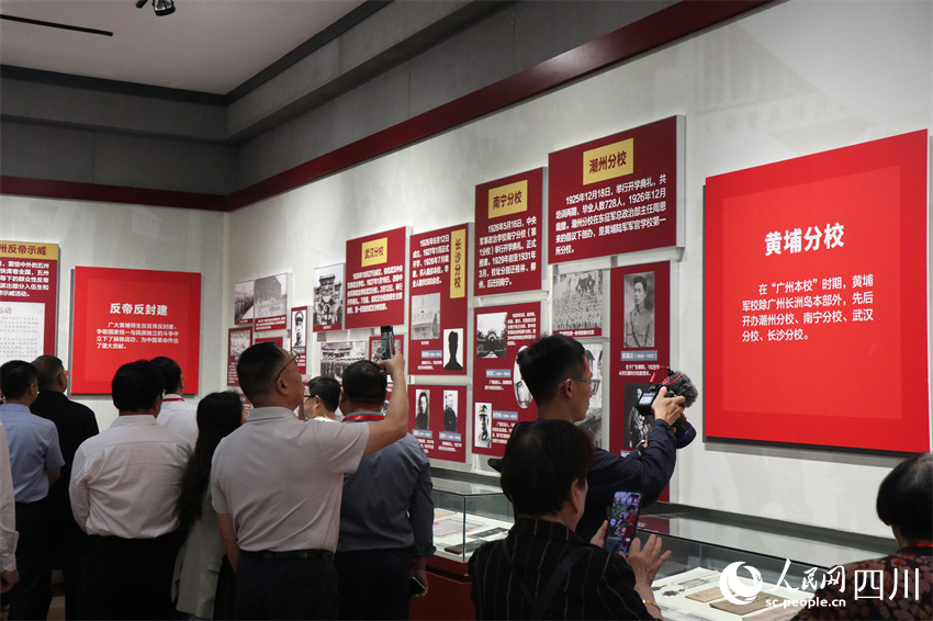 市民游客参观黄埔军校建校百年展览。人民网记者 刘海天摄