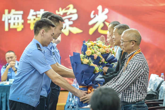 青年民警代表向退休民警献花。刘树平摄