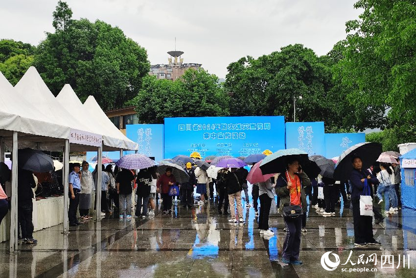 5月11日上午，一场群众性防灾减灾宣传周集中宣传活动在雅安市音乐广场举行。人民网记者 朱虹摄
