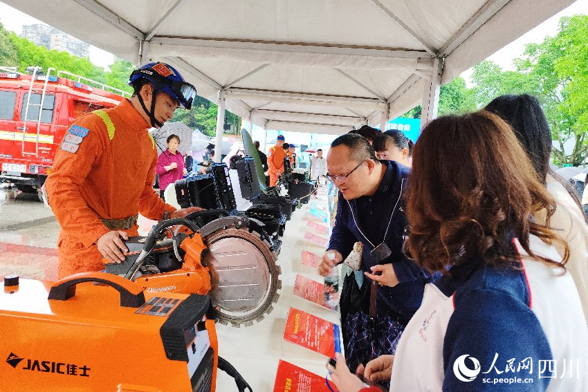 5月11日上午，一场群众性防灾减灾宣传周集中宣传活动在雅安市音乐广场举行。人民网记者 朱虹摄