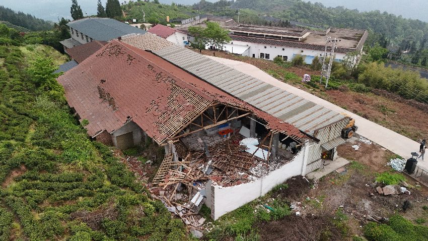 4月15日晚，宜宾市屏山县大乘镇一茶厂厂房顶棚被吹垮，26名工人及时转移无人伤亡。宜宾市应急管理局供图