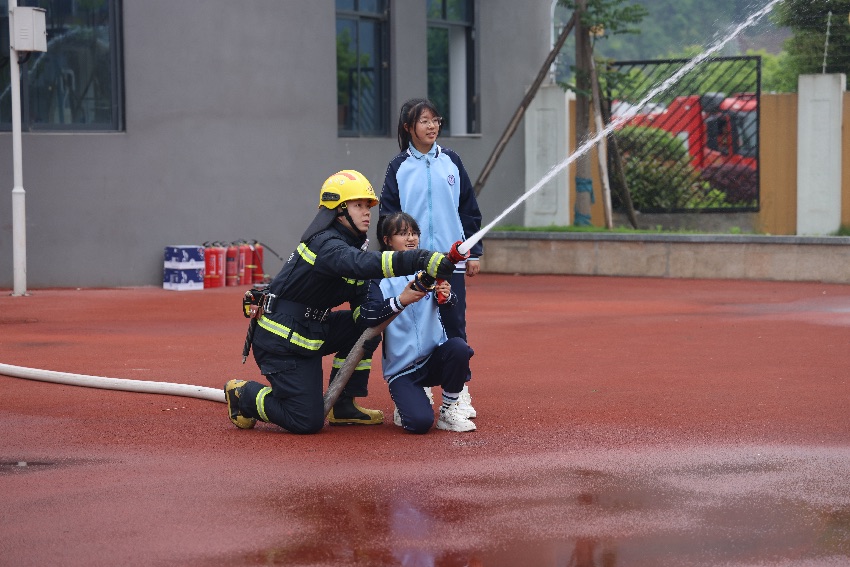 2024年四川省防灾减灾科普宣传进校园主题活动在雅安市举行。四川省应急管理厅供图