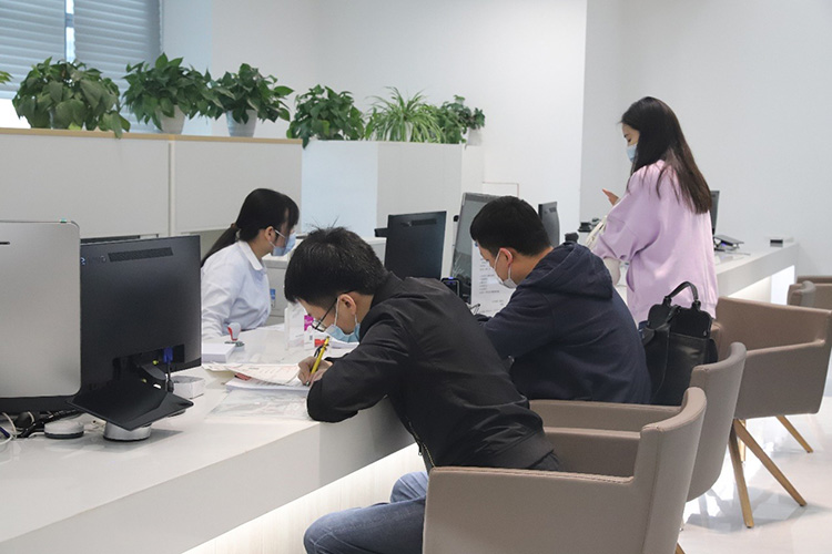 青羊区政务服务中心办事大厅一角。青羊区融媒体中心供图