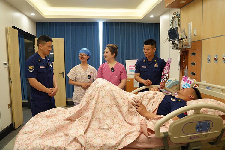 消防员扮演“产妇”。成都市妇女儿童中心医院供图