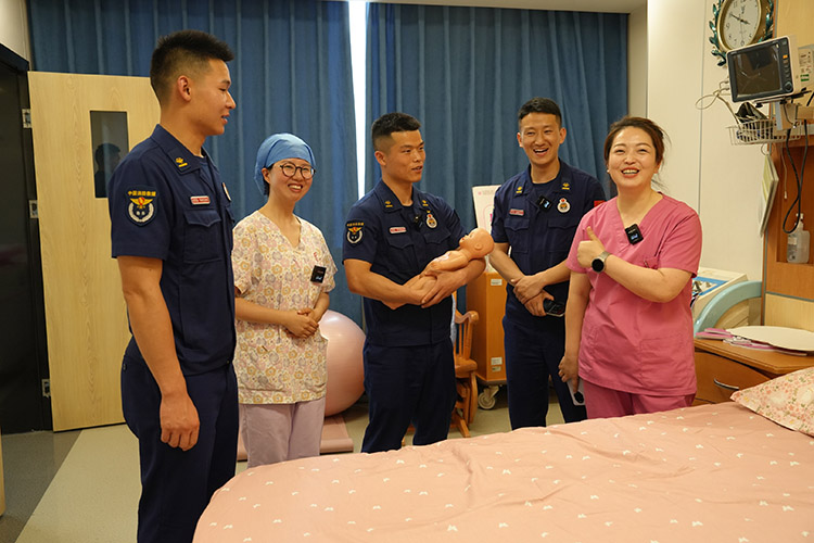 消防员当“奶爸”。成都市妇女儿童中心医院供图