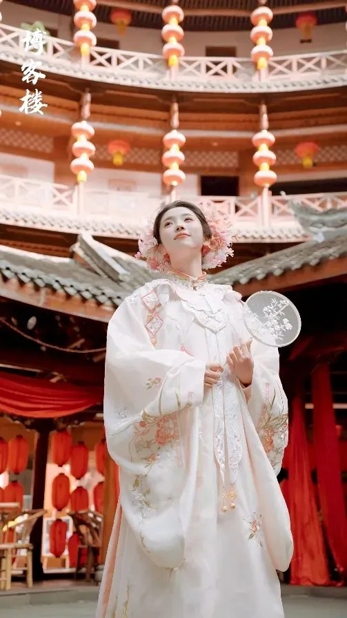 洛带古镇“簪花热”。龙泉驿区委宣传部供图