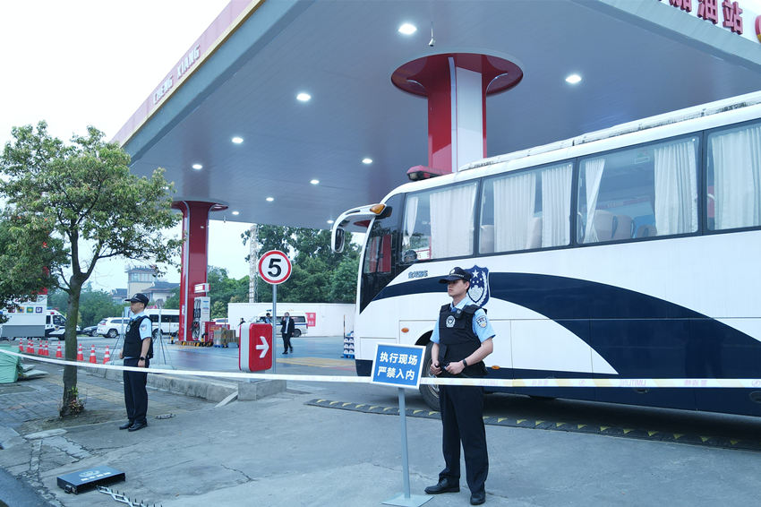 成都中院強制騰退青白江一加油站。成都市中級人民法院供圖