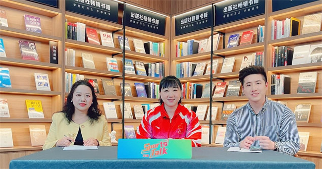 周蜜与嘉宾及主持人在新网银行直播间。新网银行供图