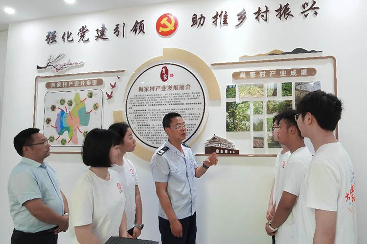 李曉峰為大學生普法志願者講解肖家村的產業分布情況和產業成果。達州市稅務局供圖