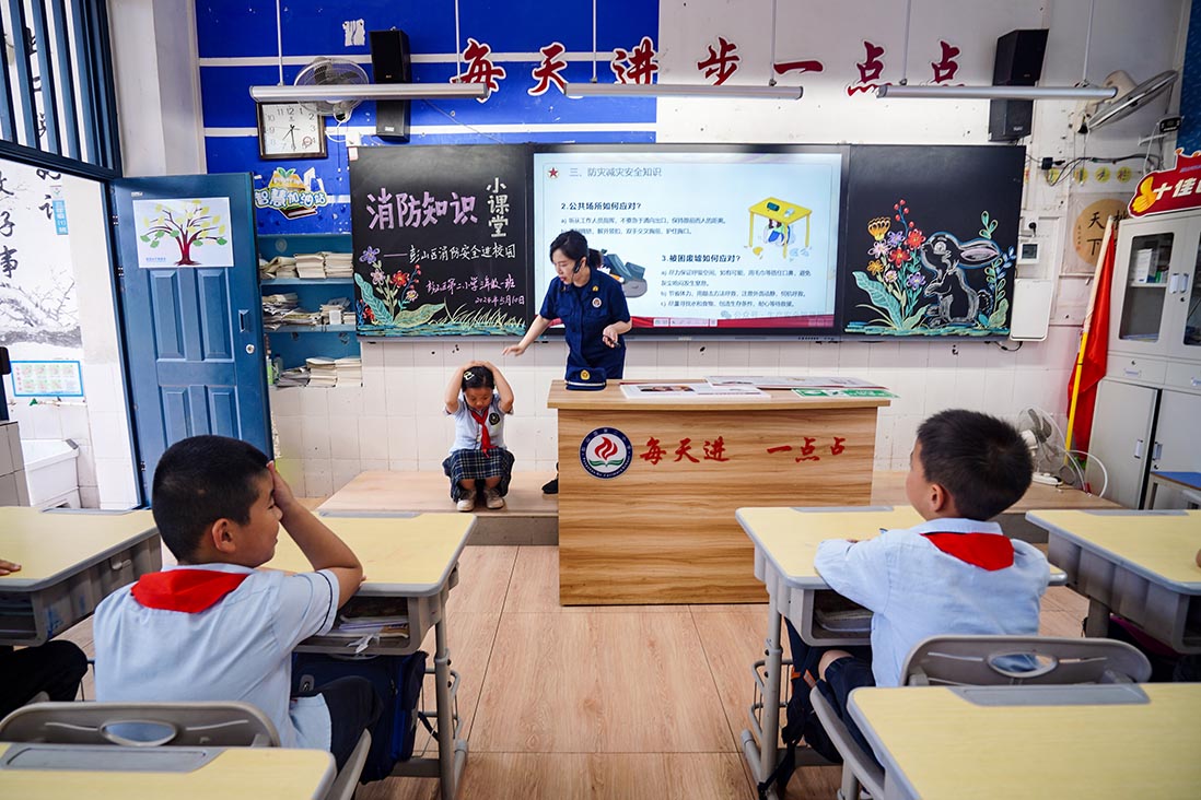 消防员指导学生防灾减灾技能。翁光建供图