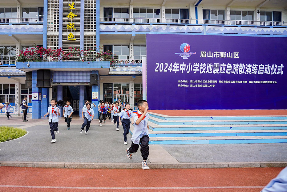 学校开展地震演练。翁光建供图