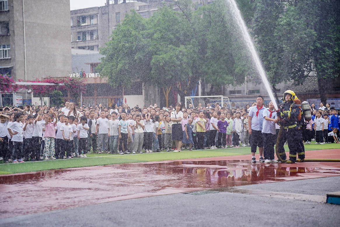 学生们体验消防水枪。翁光建供图