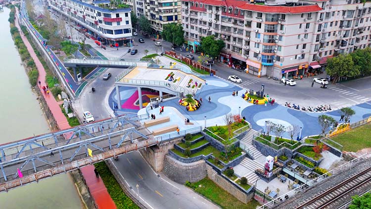 提升后的桥头公园。陈平摄