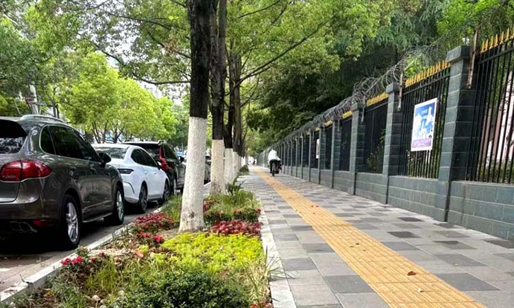 提升后的人行道。陈平摄