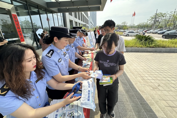 民警在企业开展宣传。新都公安供图