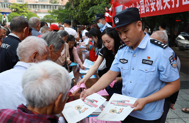 活动现场，荣县公安局经侦大队工作人员发放传单科普宣传。徐振宇供图 