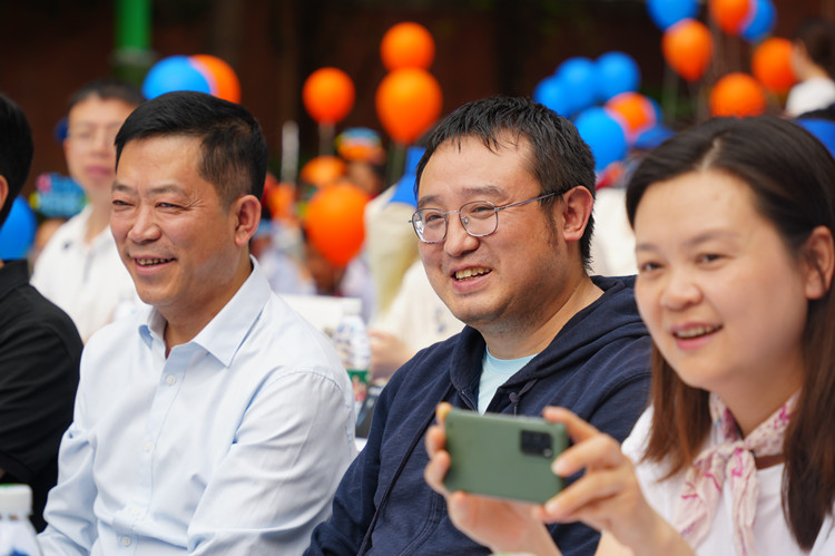 拍下精彩瞬间。青羊区教育局供图