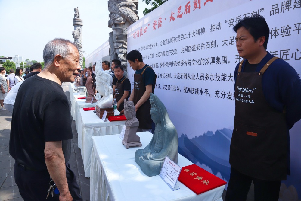 “对话匠心”安岳·大足石刻工艺技能大赛获奖作品展示。潘政吉摄