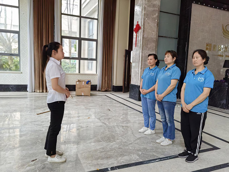 廖碧英为新招聘工人讲解注意事项。何琳供图